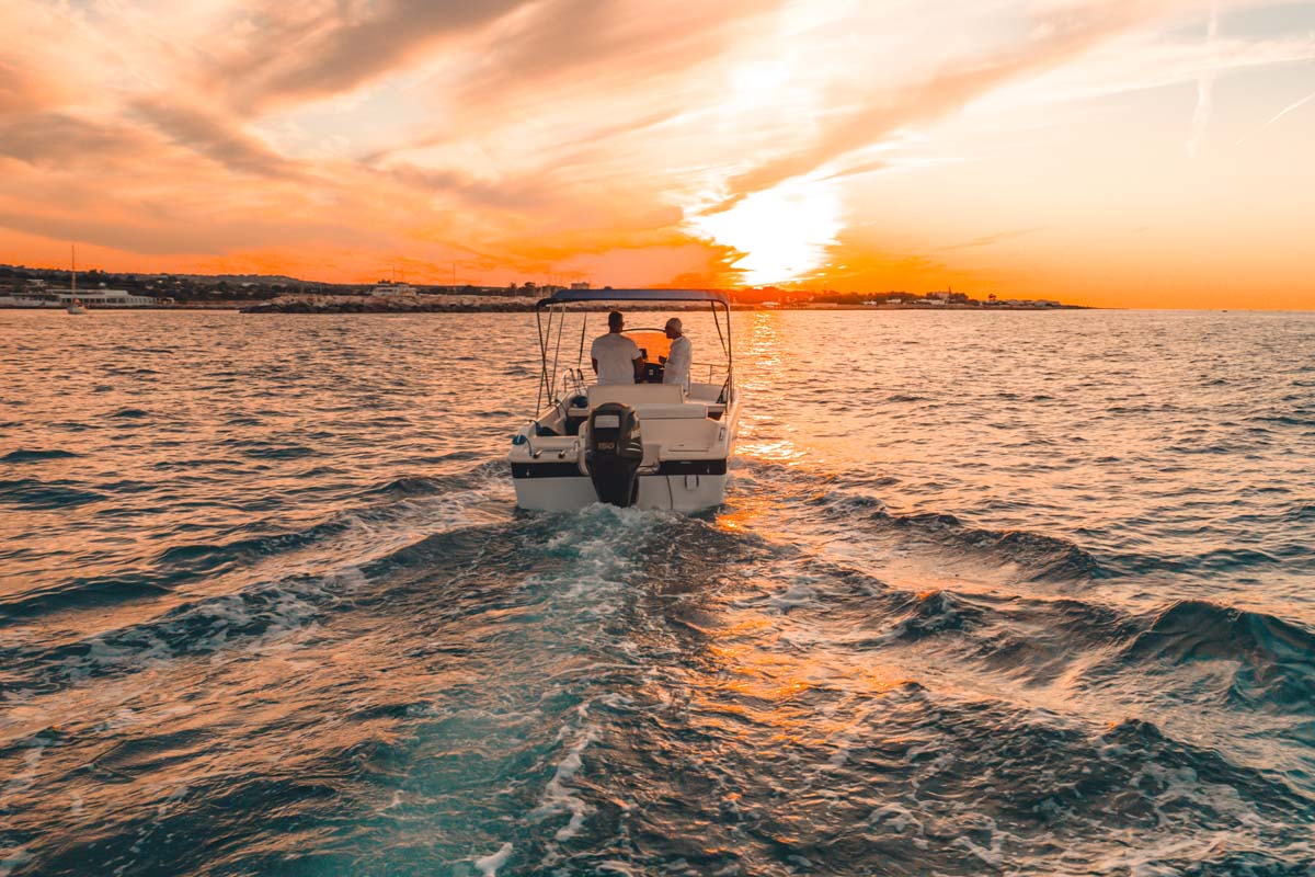 Gruppo di amici festeggia un addio nubilato in barca a Monopoli sul mare Adriatico