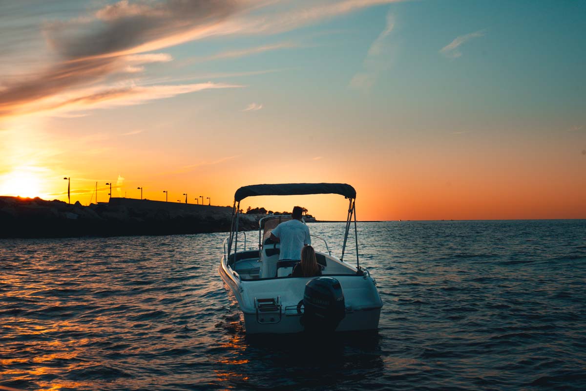 Gruppo di amici festeggia un addio nubilato in barca a Monopoli sul mare Adriatico