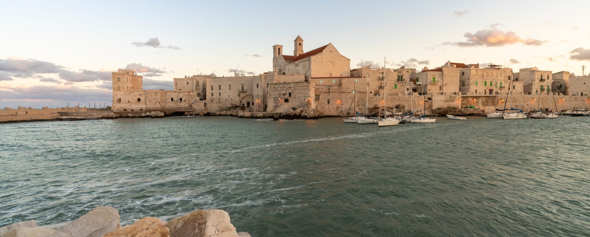 Escursione in Puglia tra Andria, Trani e Giovinazzo alla scoperta di borghi storici, mare e cultura