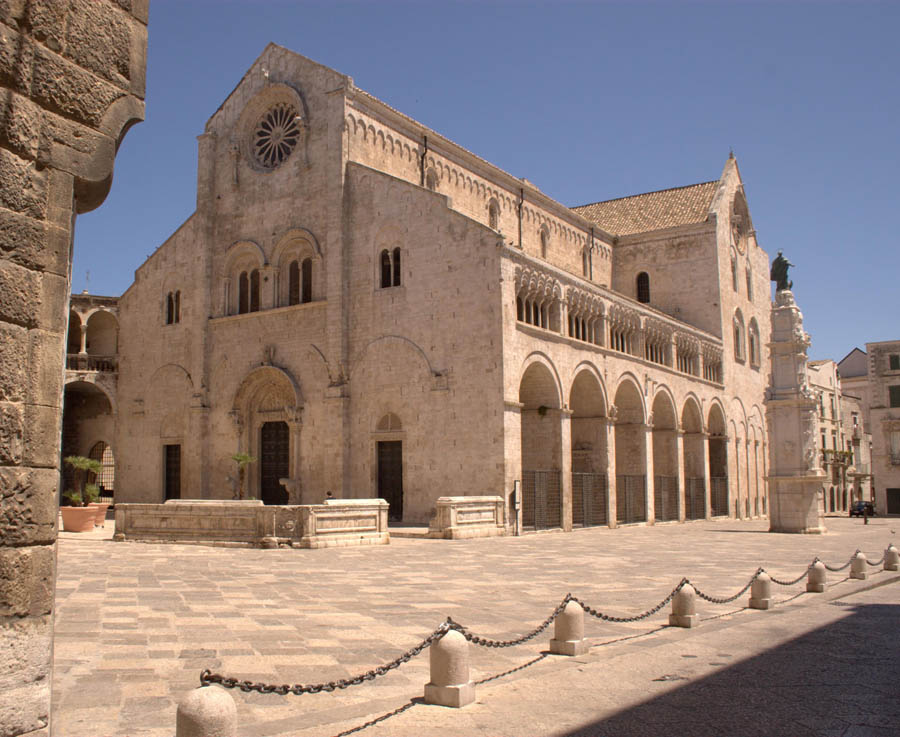 Escursione in Puglia tra Andria, Trani e Giovinazzo alla scoperta di borghi storici, mare e cultura