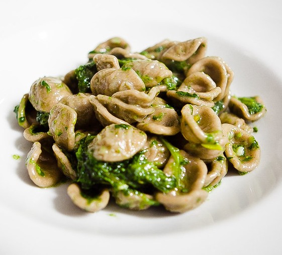 Piatti tipici della Puglia con orecchiette, burrata, focaccia barese e prodotti della tradizione gastronomica