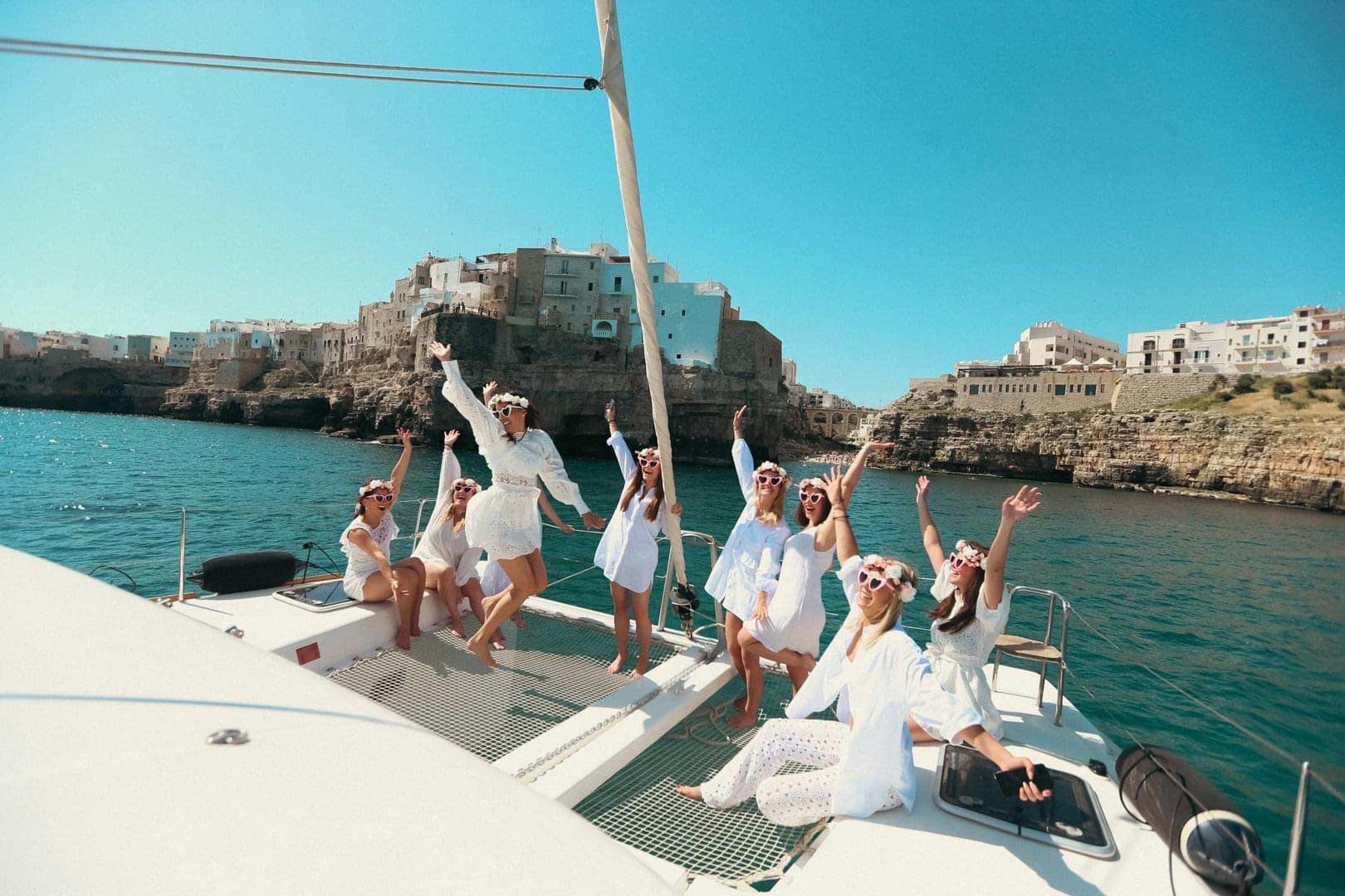 Vista della costa di Polignano dal catamarano