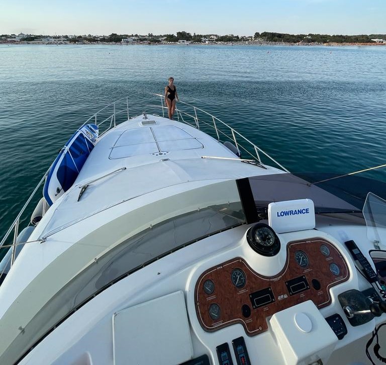Relax a bordo durante l'escursione in barca nel Salento