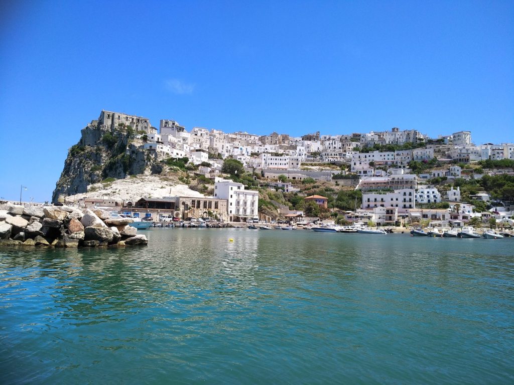 Mare di Peschici con spiaggia sabbiosa e acque limpide in Puglia