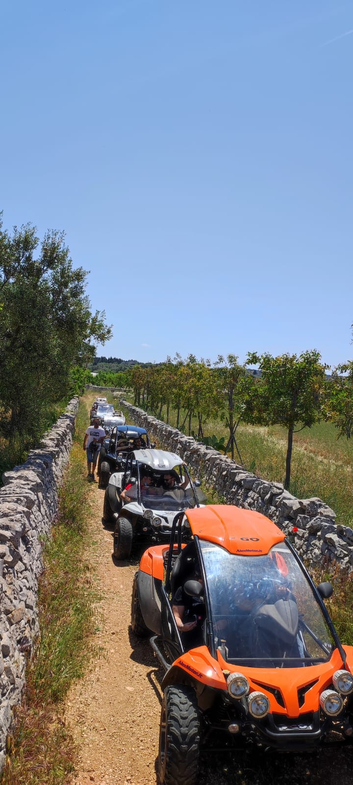 Famiglia durante un'escursione in buggy tra i sentieri della Puglia.