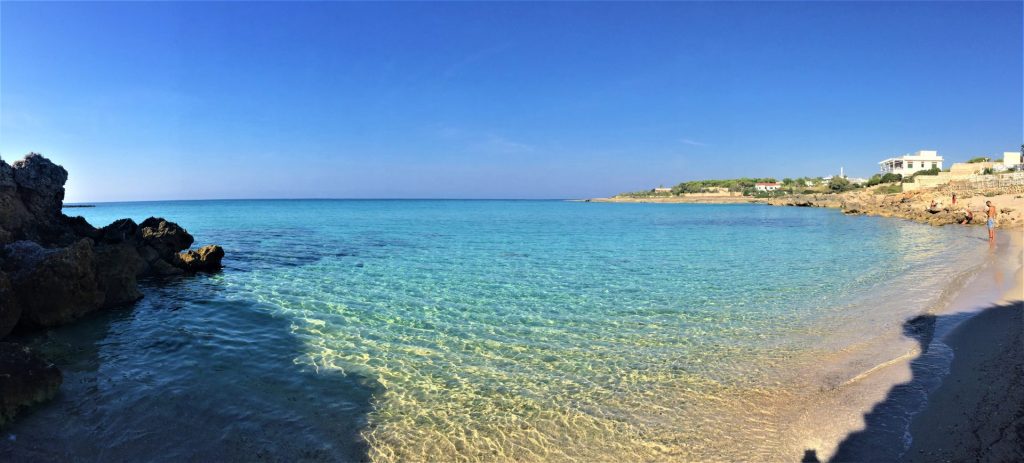 Spiaggia di Pulsano con acque trasparenti e sabbia dorata