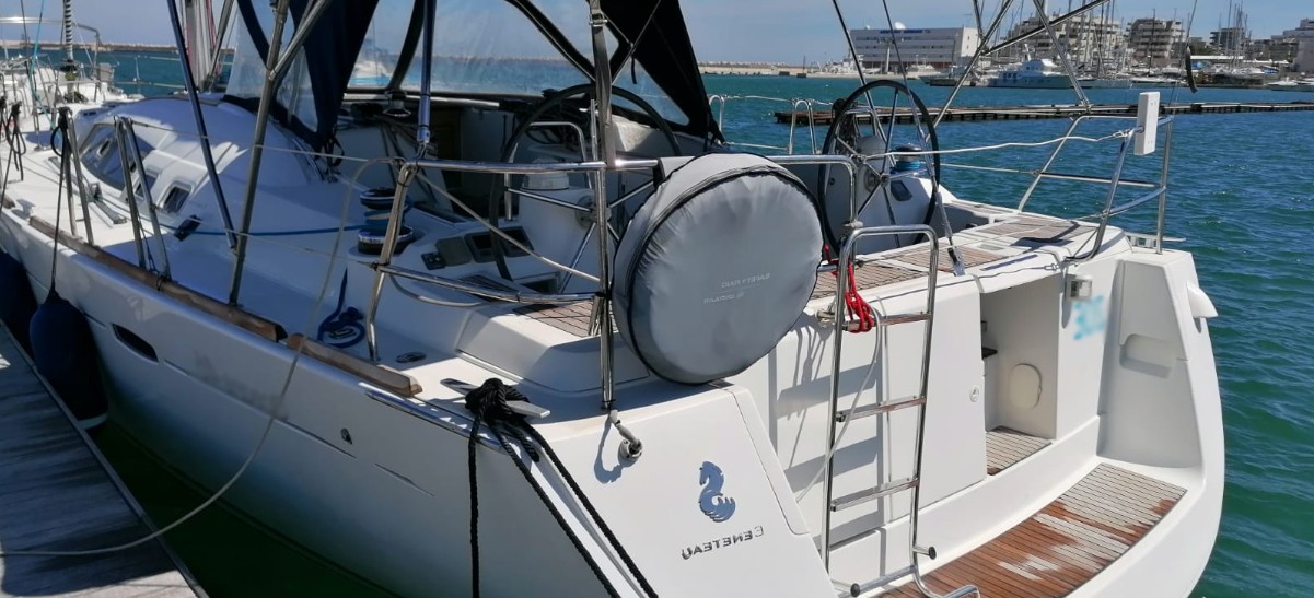 Barca a vela ormeggiata nel porto turistico della Puglia pronta per una vacanza nel Mediterraneo.