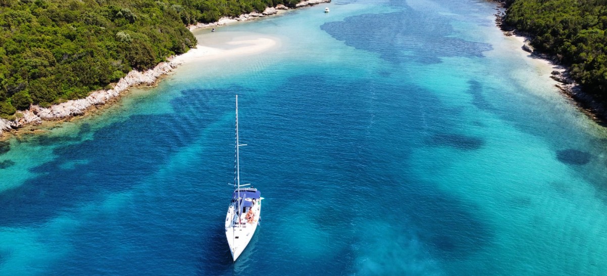 Barca a vela ormeggiata nel porto turistico della Puglia pronta per una vacanza nel Mediterraneo.