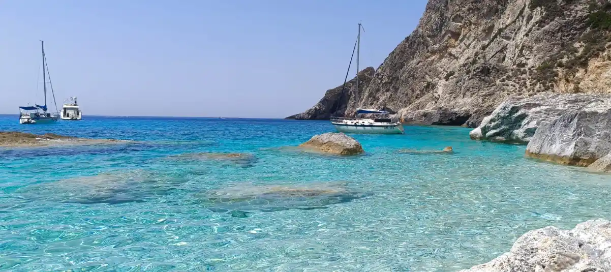 Barca a vela ormeggiata nel porto turistico della Puglia pronta per una vacanza nel Mediterraneo.