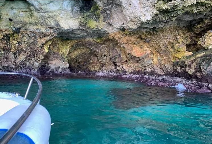 Tour in barca a Polignano a Mare davanti alle grotte marine con sosta bagno nelle acque cristalline della costa pugliese