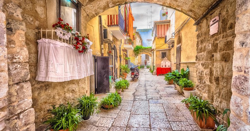Tour culturale in Puglia tra borghi storici, monumenti e paesaggi autentici