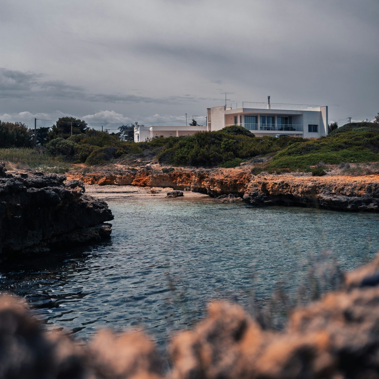 Mare cristallino di Carovigno in Puglia con acque turchesi e costa naturale vicino a Torre Guaceto
