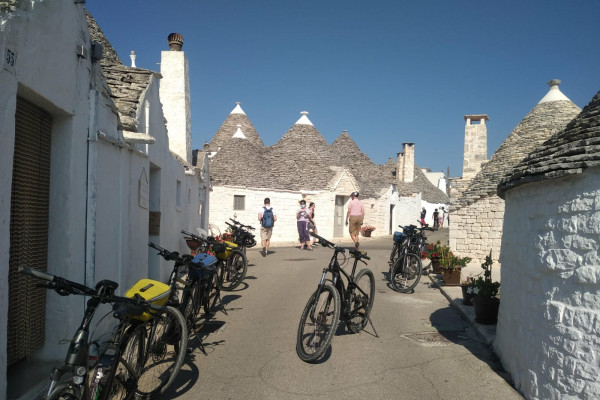 Escursione in eBike tra le campagne della Valle d’Itria con paesaggio rurale pugliese