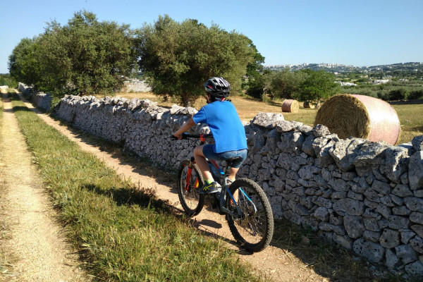 Tour in eBike per famiglie nella campagna pugliese con biciclette elettriche