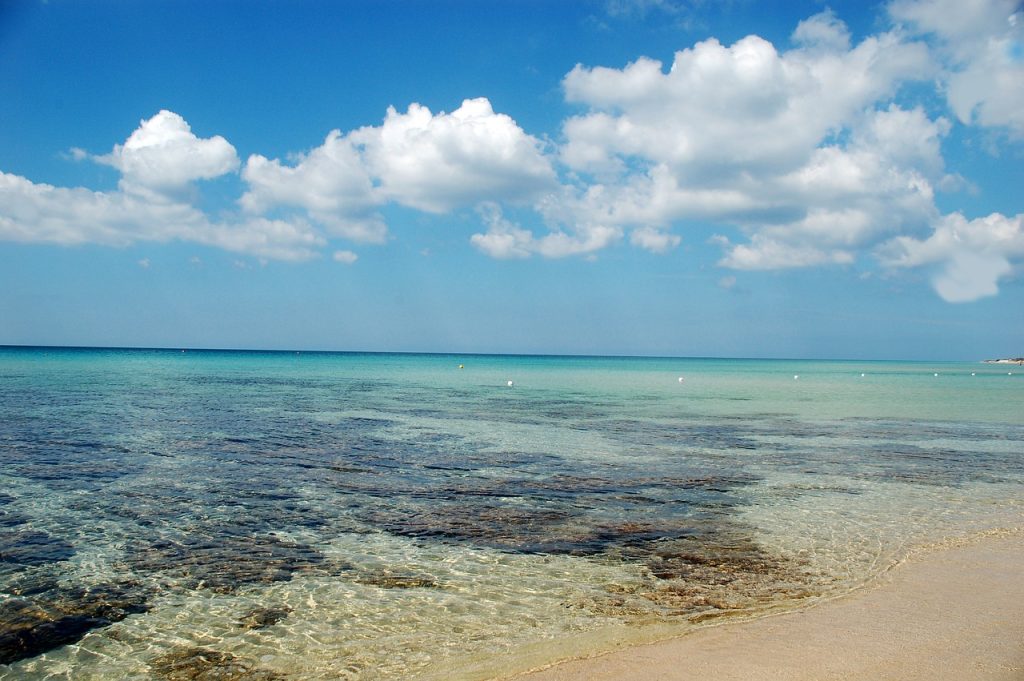Mare cristallino di Gallipoli lungo la costa ionica del Salento