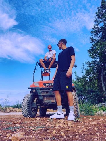 Famiglia durante un'escursione in buggy tra i sentieri della Puglia.