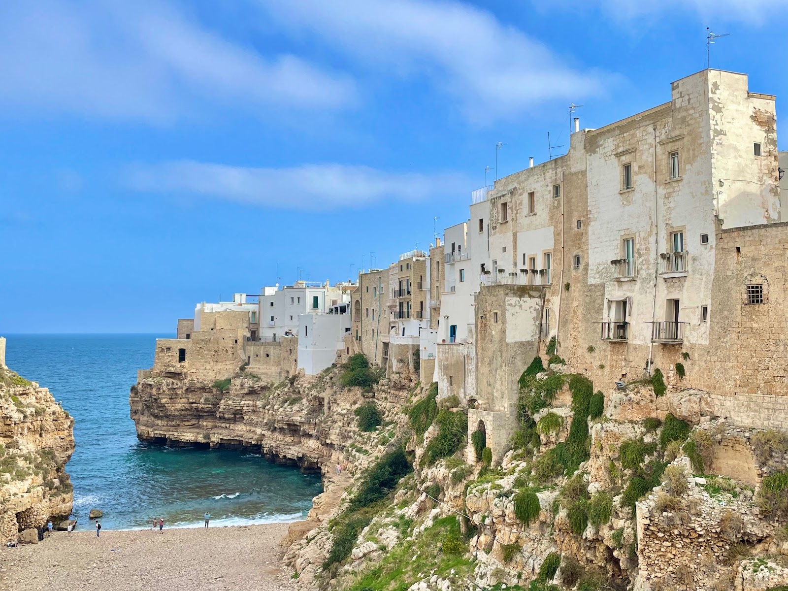 
"Escursione lungo la costa pugliese tra mare cristallino, scogliere e paesaggi mediterranei"