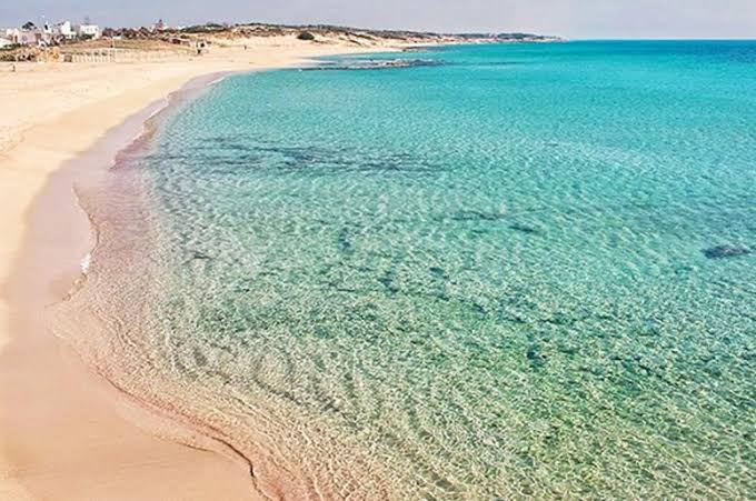 Mare cristallino di Manduria lungo la costa ionica della Puglia