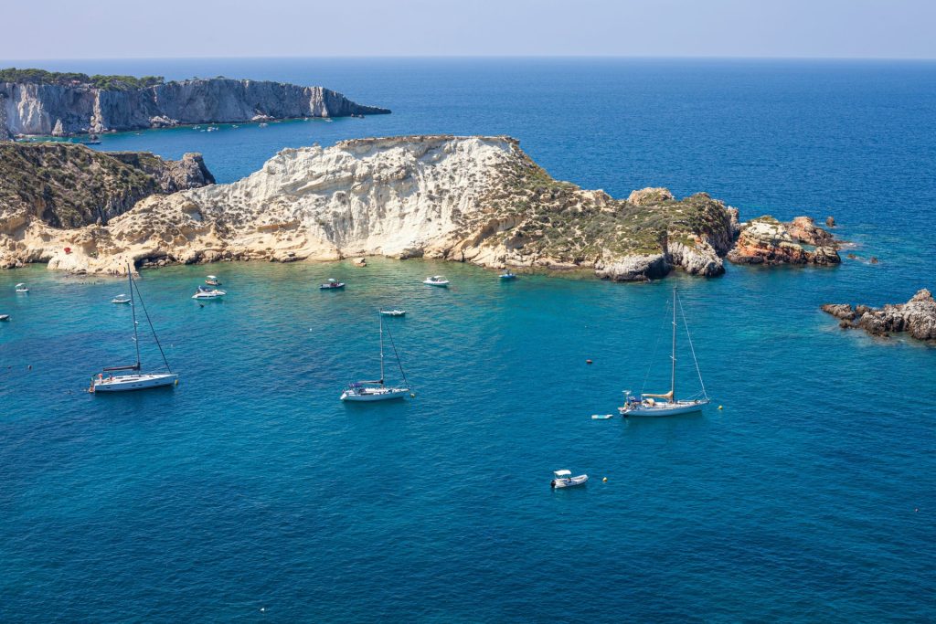 Mare cristallino delle Isole Tremiti in Puglia con acque turchesi e fondale trasparente