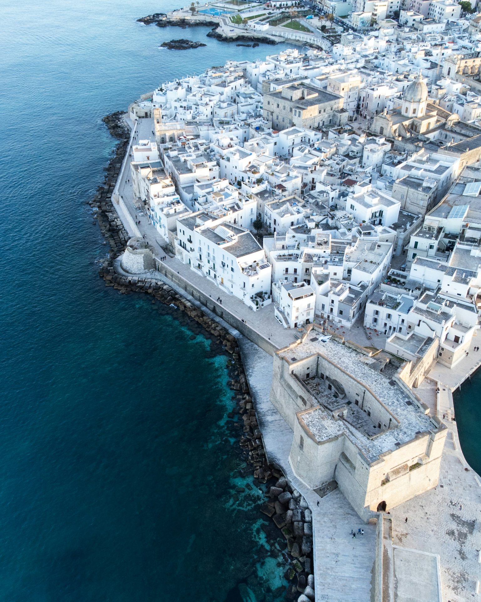 Esperienza in barca privata lungo la costa pugliese tra mare cristallino e relax