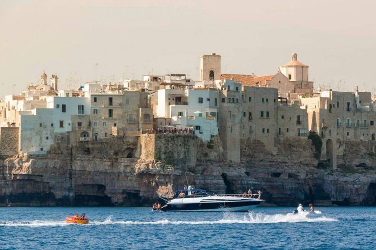 Yacht Privato Monopoli | Noleggio Yacht di Lusso con Skipper