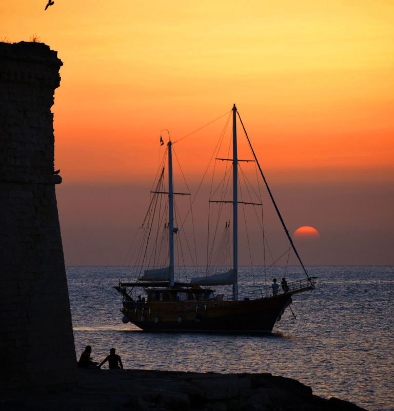 Esperienza Romantica in Barca: Regalati un Sogno