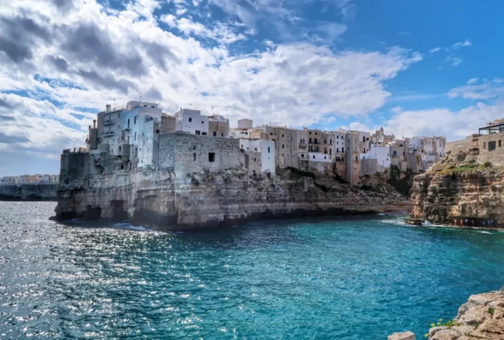 Mare cristallino di Polignano a Mare con scogliere, grotte marine e acque turchesi