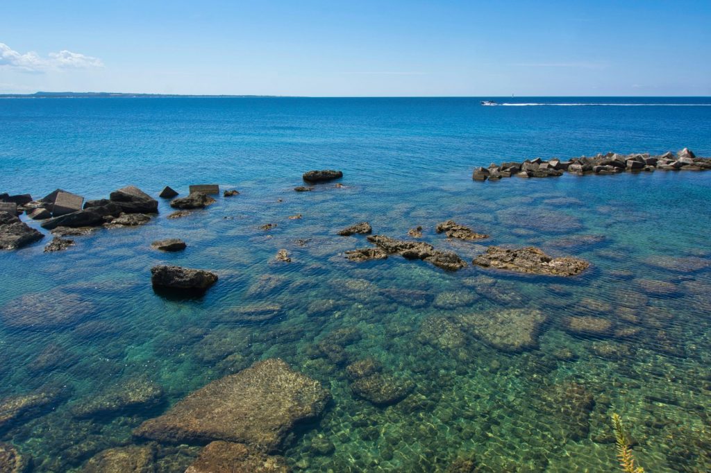 Mare cristallino di Gallipoli nel Salento con acque turchesi e spiagge di sabbia dorata
