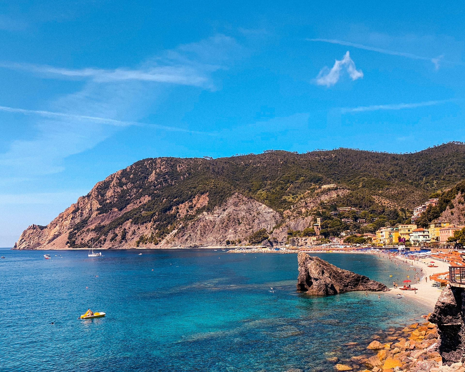 Coppia che brinda durante un'esperienza romantica in barca al tramonto lungo la costa della Puglia