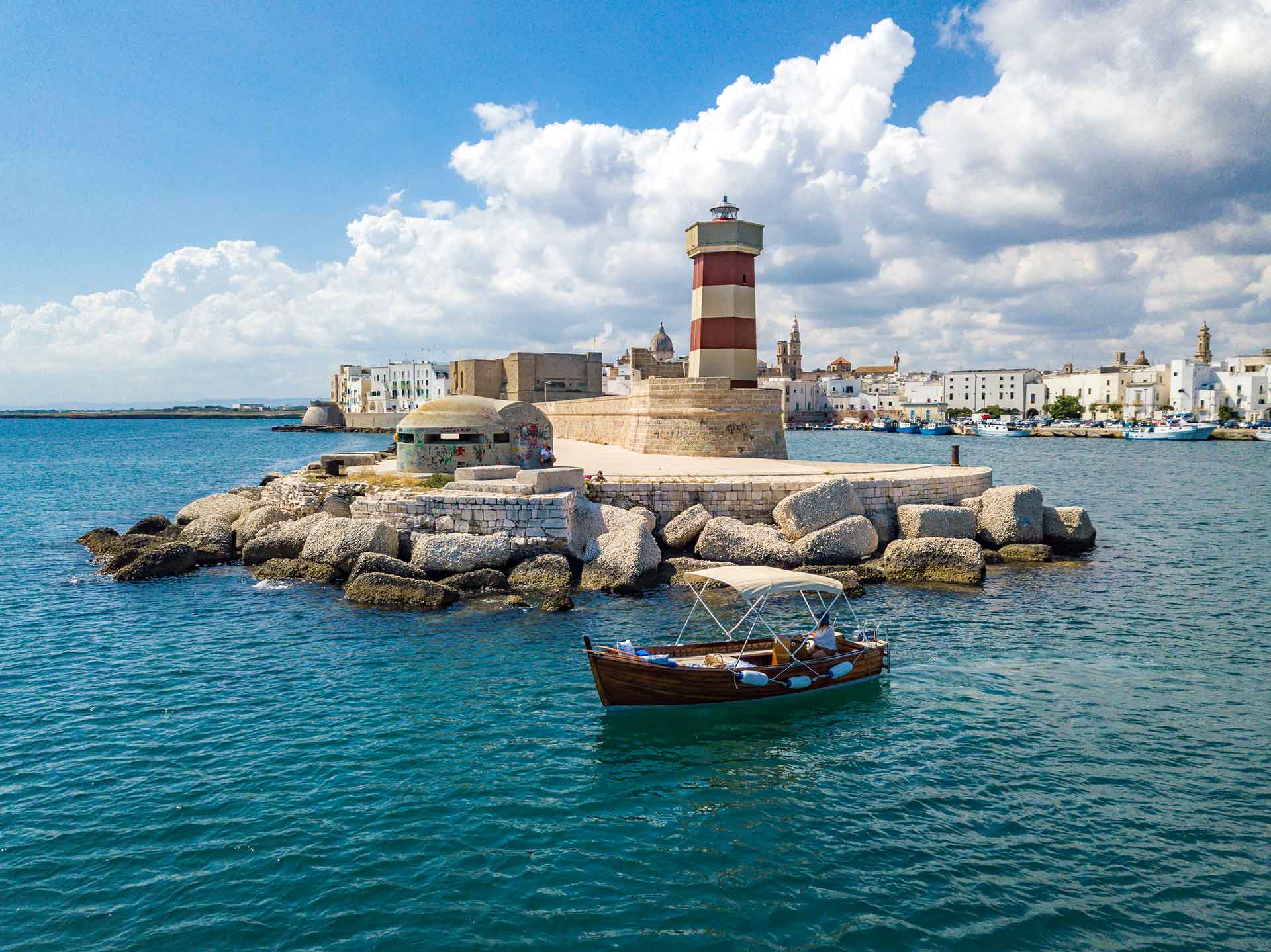 Escursione di pesca in mare in Puglia con vista sulla costa adriatica