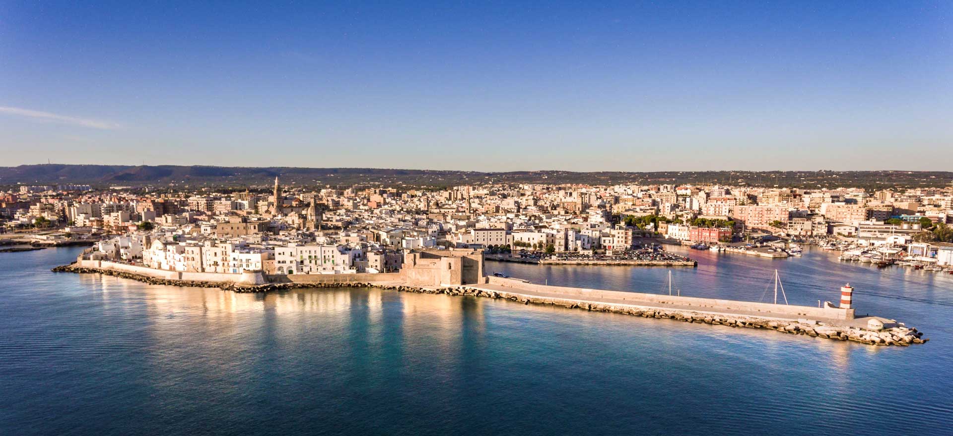 Escursione di pesca in mare in Puglia con vista sulla costa adriatica