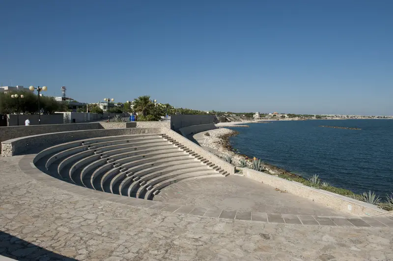Mare cristallino di Bisceglie in Puglia con acque limpide e costa rocciosa naturale