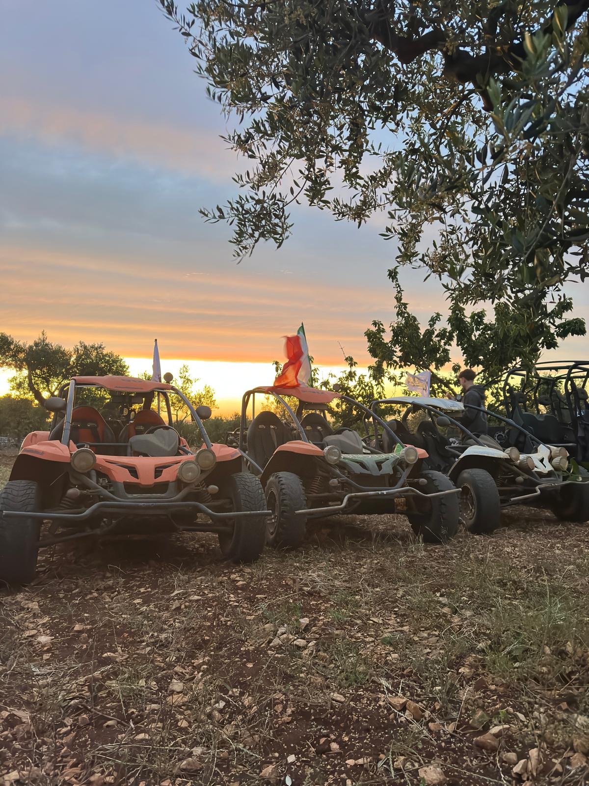 Famiglia durante un'escursione in buggy tra i sentieri della Puglia.