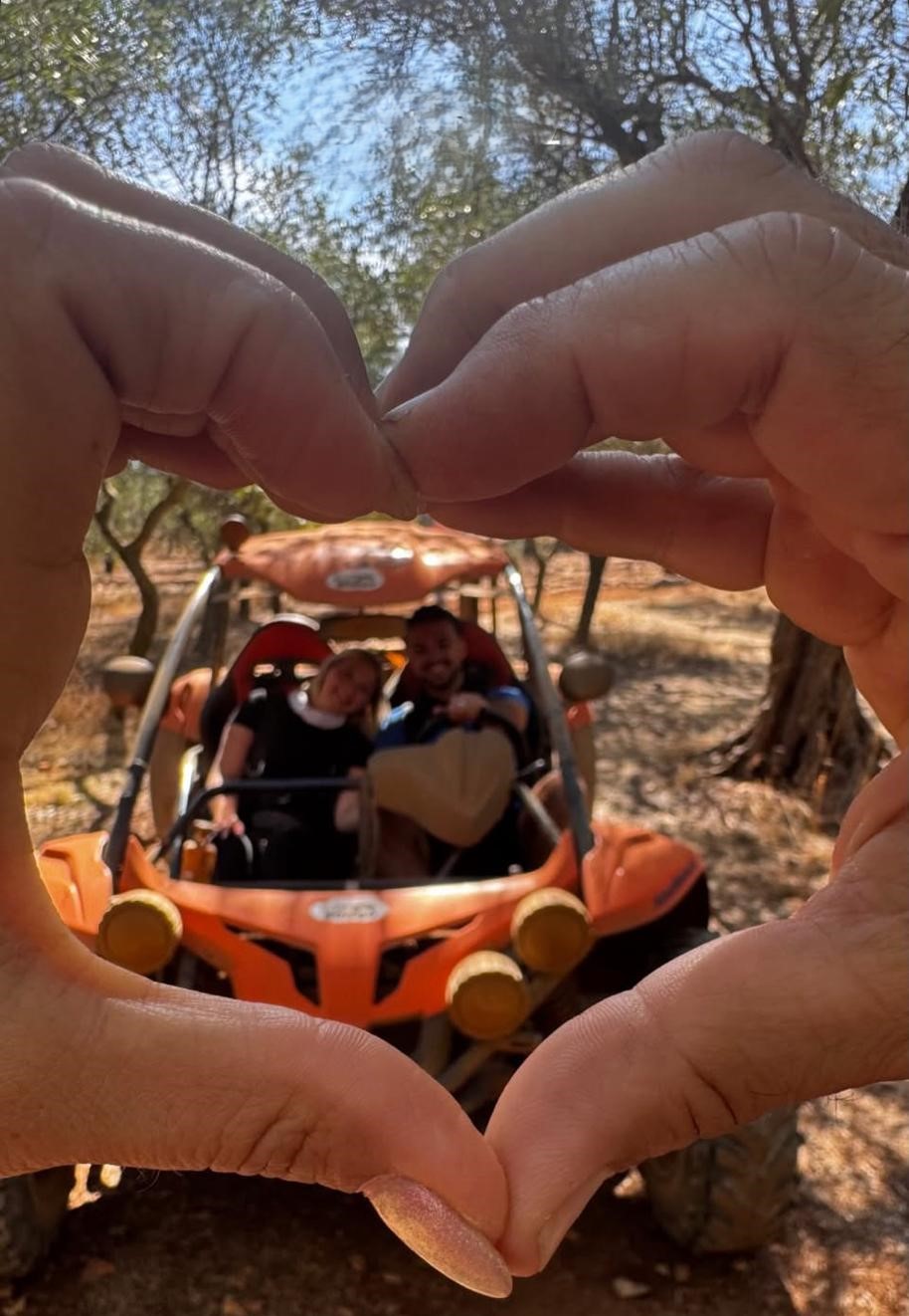 Famiglia durante un'escursione in buggy tra i sentieri della Puglia.