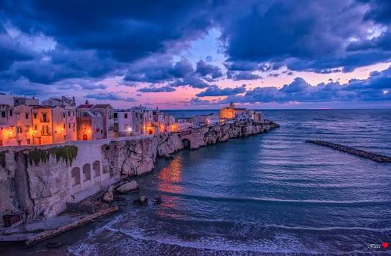 Mare di Vieste con spiaggia sabbiosa e acque limpide nel Gargano