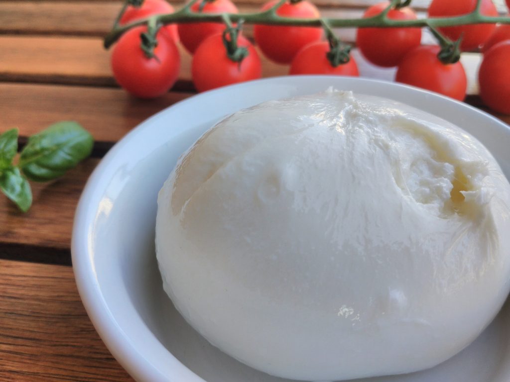 Burrata pugliese fresca di Andria, specialità casearia tradizionale dal cuore cremoso.