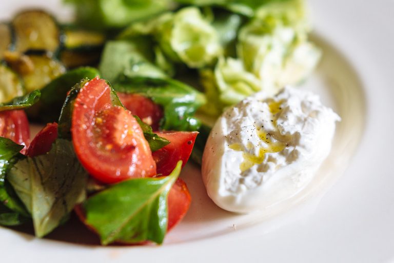 Mozzarella Pugliese “Non mangio mozzarella fuori dalla Puglia”: il Guardian celebra i sapori pugliesi e riaccende la sfida con la Campania