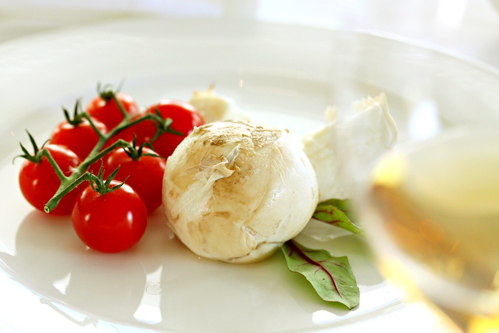 Burrata pugliese fresca di Andria, specialità casearia tradizionale dal cuore cremoso.
